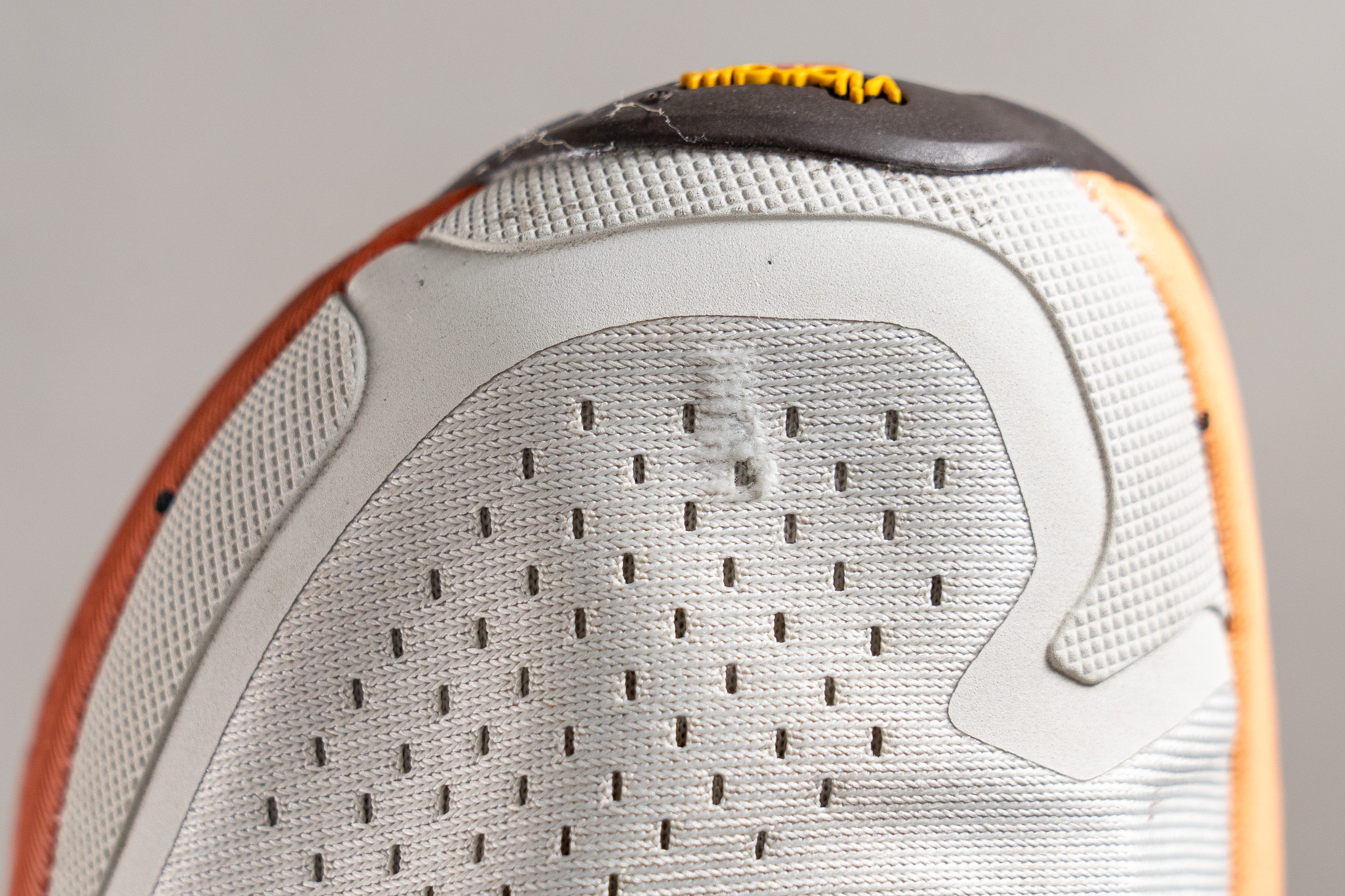 Laboratory equipment performing a durability test on the upper mesh of the Olympus 6.