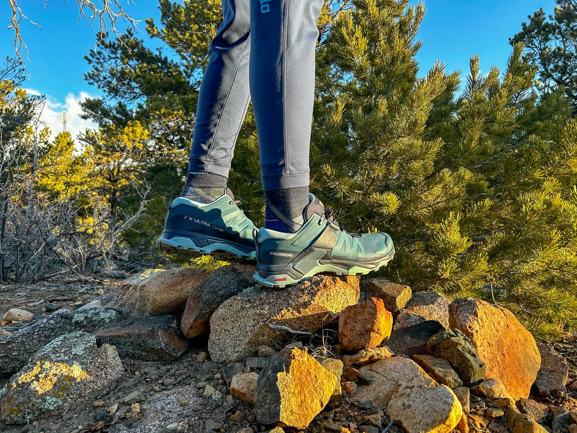 Side view of the Salomon X Ultra 5 GTX hiking shoe.