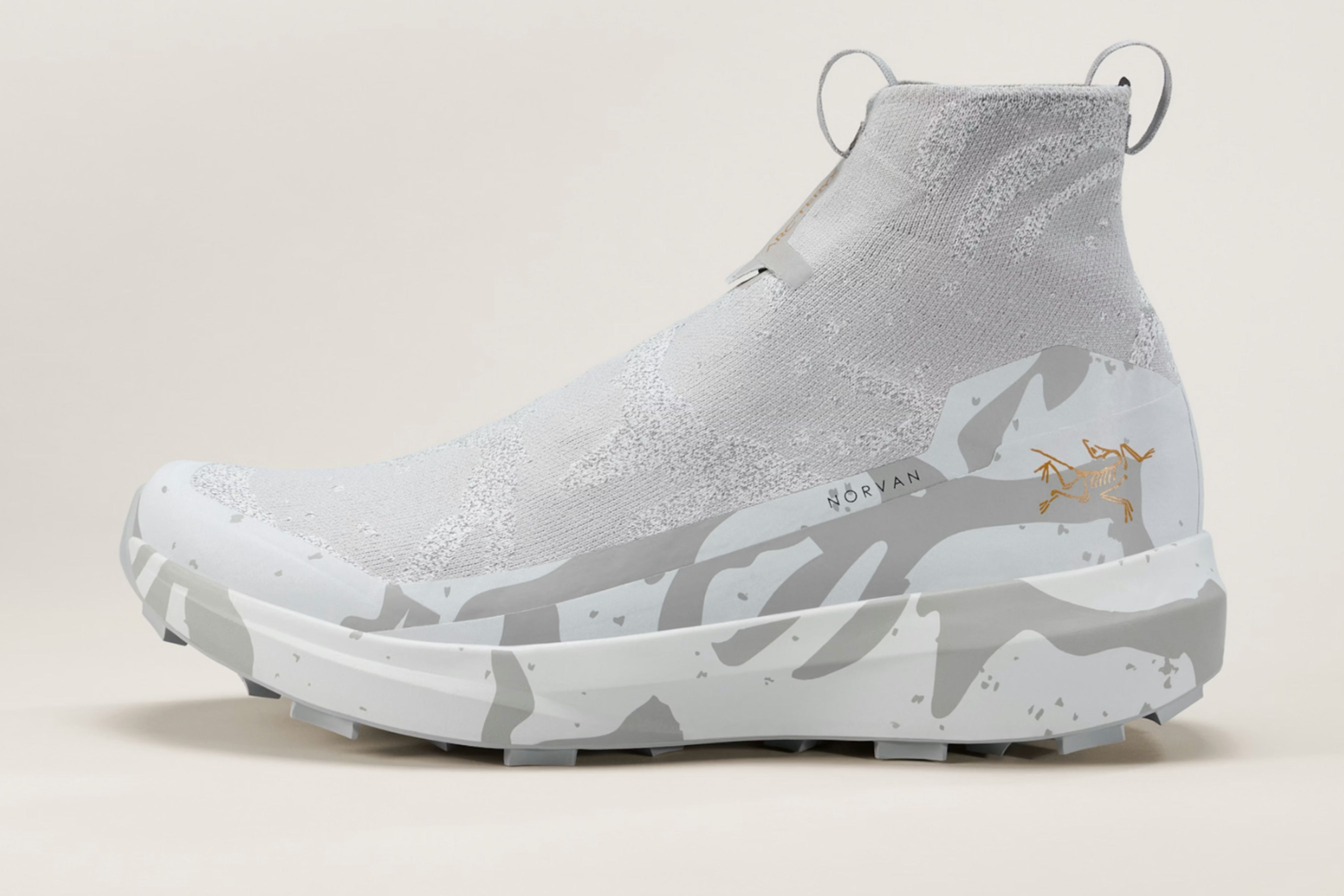 Side profile of the Arc’teryx Norvan 4 Nivalis GTX trail running shoe featuring a built-in knit gaiter.