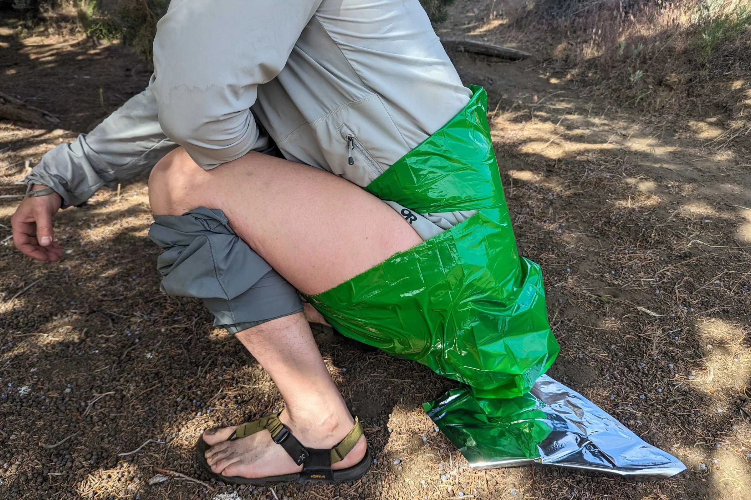 A demonstration of the Biffy Bag being tied around the waist.