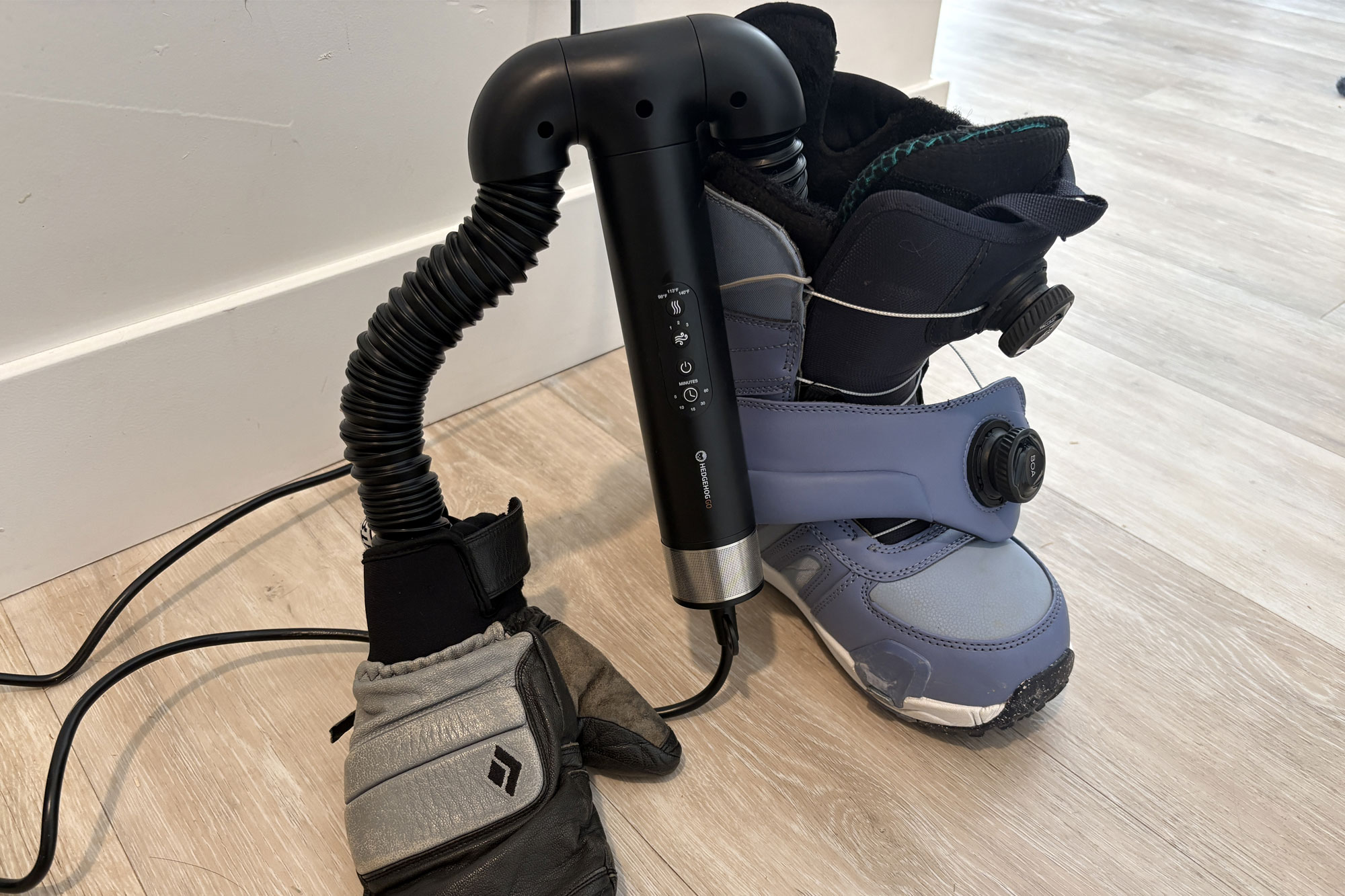 The Hedgehog GO with hoses inserted into winter boots and gloves for drying.